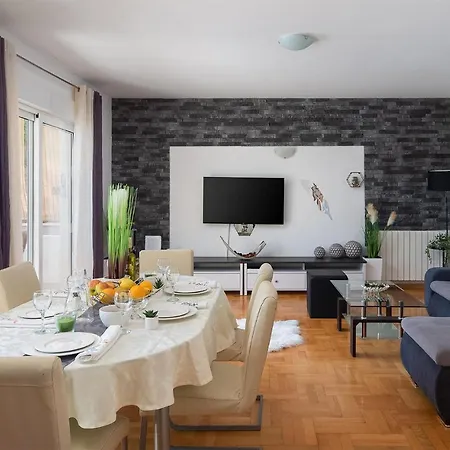 4 Bedroom Amazing In Kastel Novi Kastela