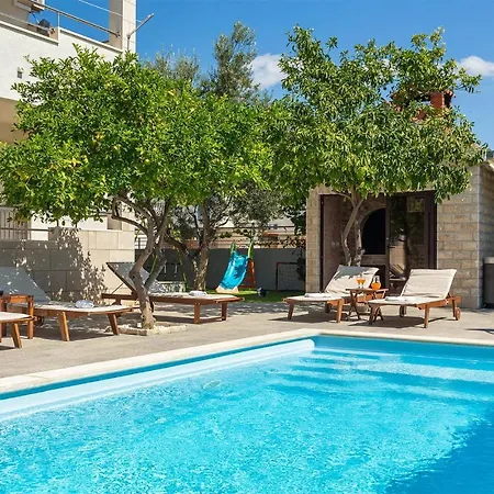 4 Bedroom Amazing In Kastel Novi * Kastela
