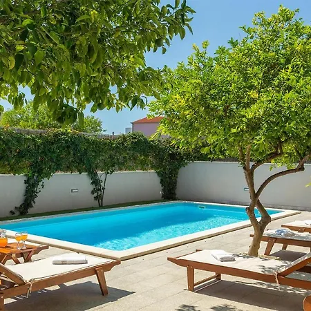 4 Bedroom Amazing In Kastel Novi Kastela