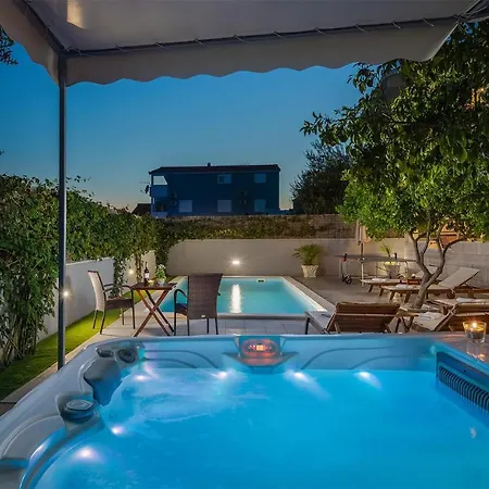 4 Bedroom Amazing In Kastel Novi * Kastela