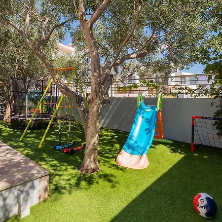 4 Bedroom Amazing In Kastel Novi Kastela