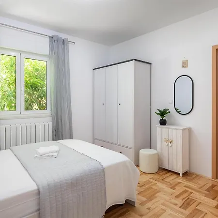 4 Bedroom Amazing In Kastel Novi * Kastela