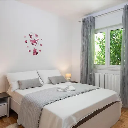 4 Bedroom Amazing In Kastel Novi Kastela